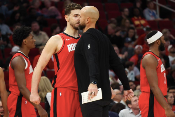 实盘配资炒股最新 有惊无险！双子星狂轰53+16！火箭豪取4连胜，杜兰特罕见低迷